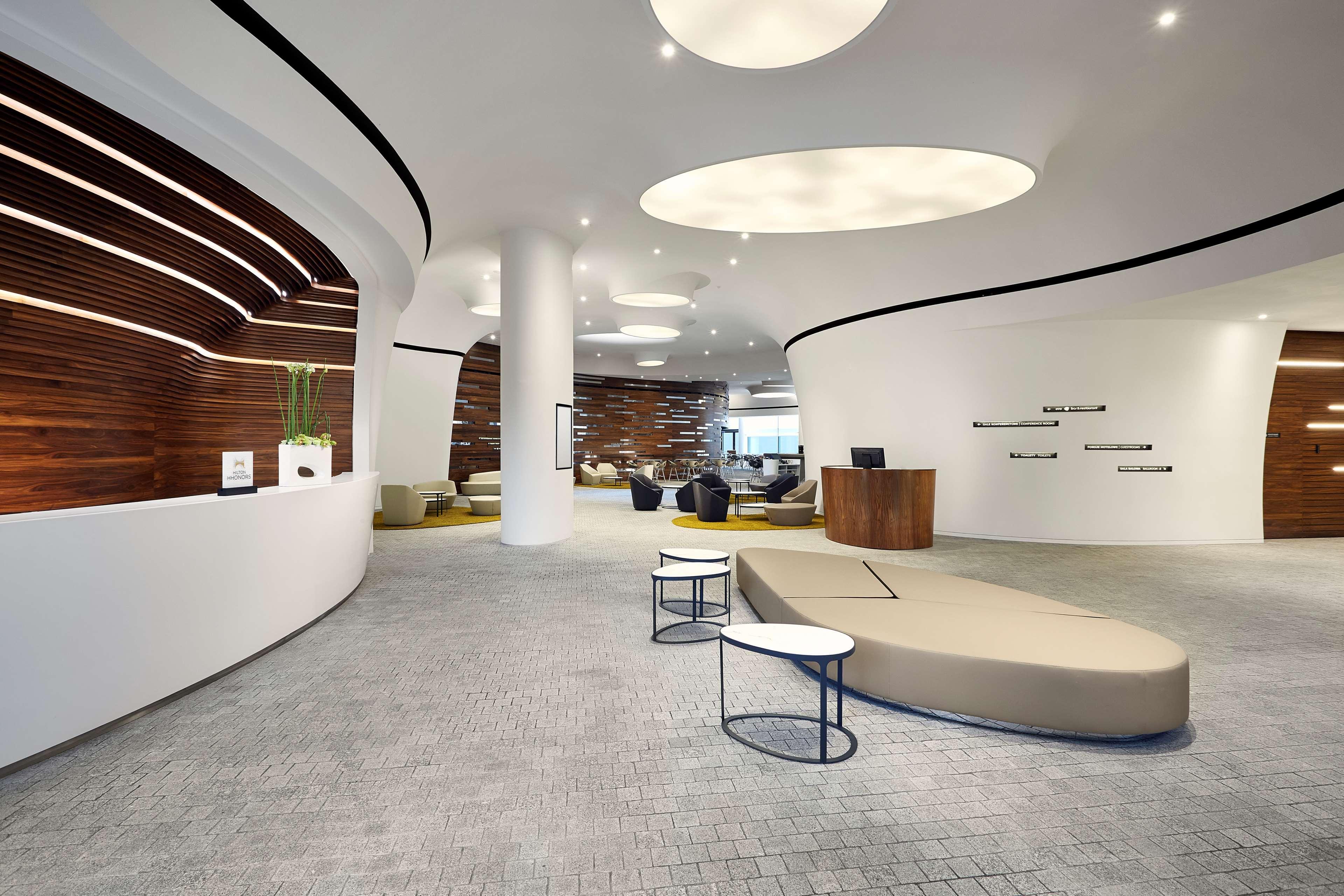 Hotel Doubletree By Hilton Breslavia Esterno foto The lobby of the new building