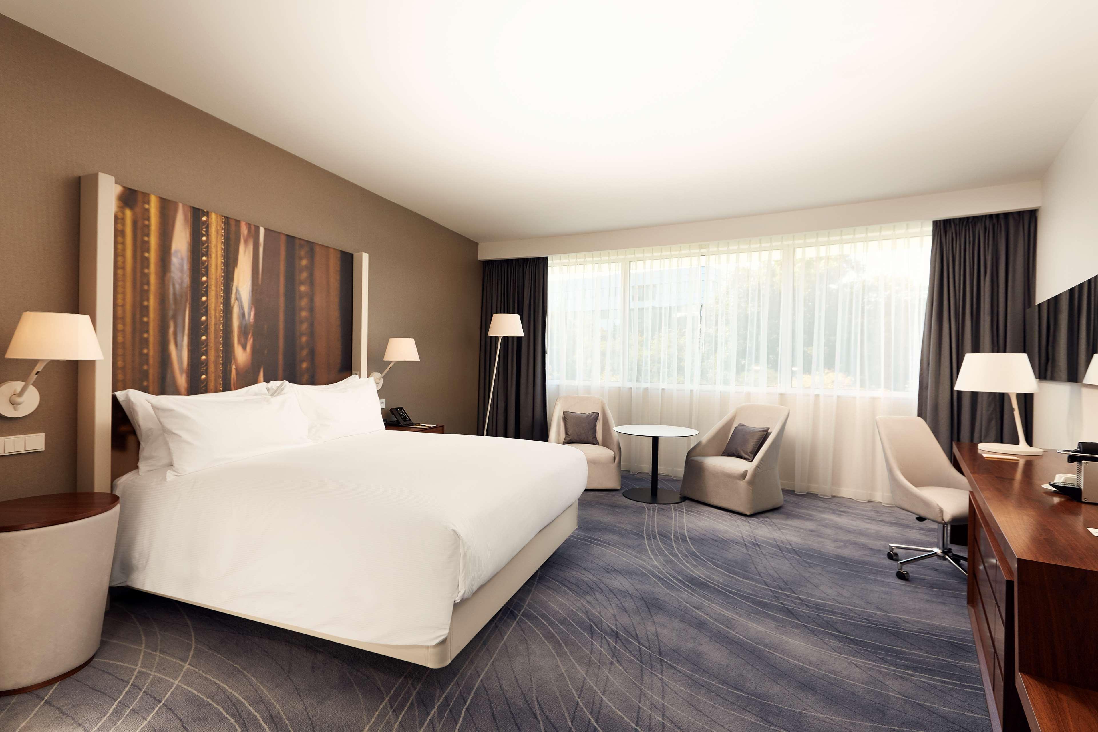 Hotel Doubletree By Hilton Breslavia Esterno foto A guest room at the hotel