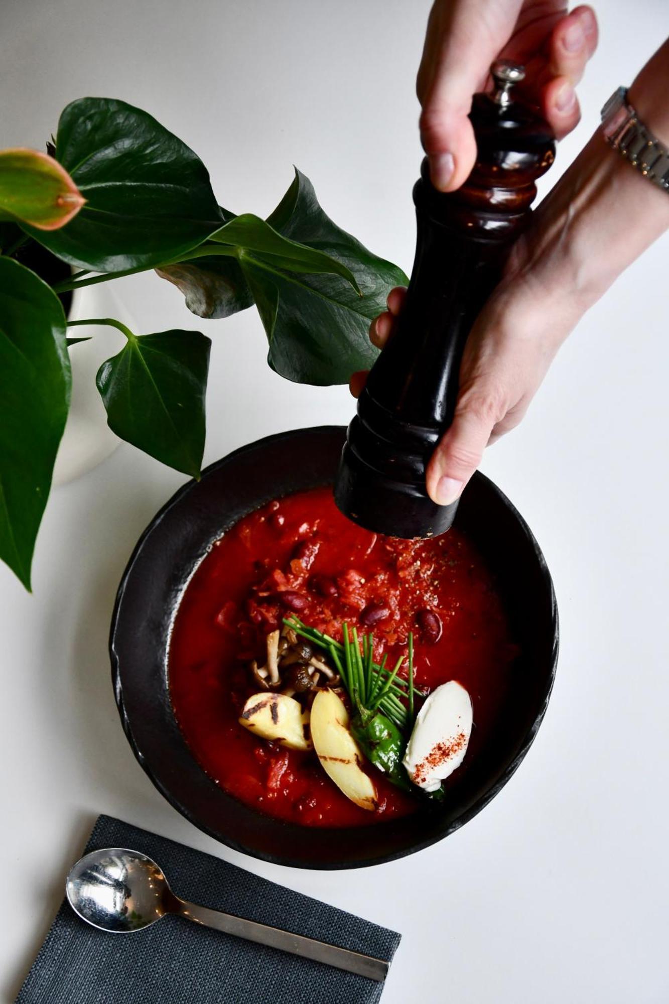 Hotel Doubletree By Hilton Breslavia Esterno foto Seasoning soup with a pepper mill