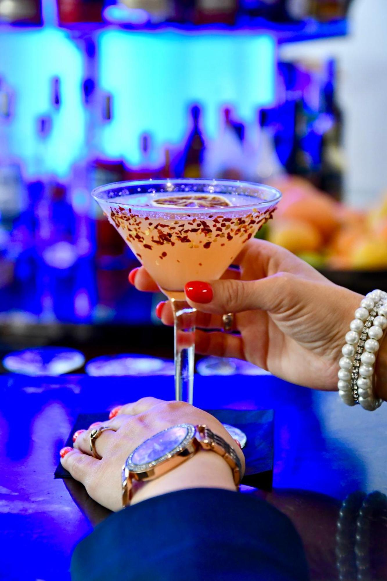 Hotel Doubletree By Hilton Breslavia Esterno foto A woman holding a cocktail