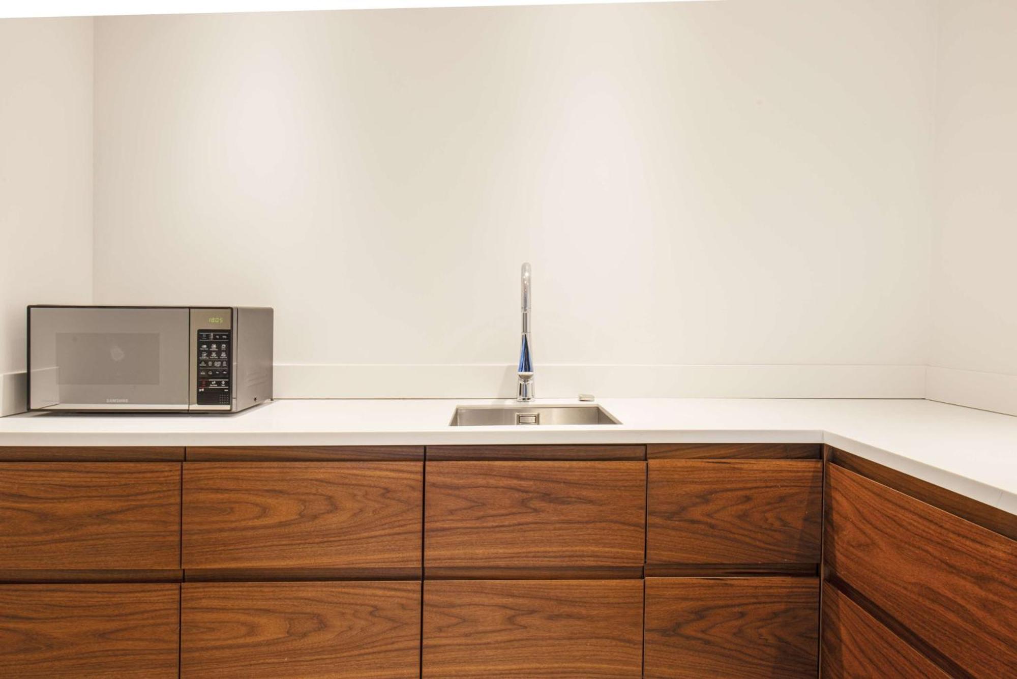 Hotel Doubletree By Hilton Breslavia Esterno foto A kitchen with a microwave oven