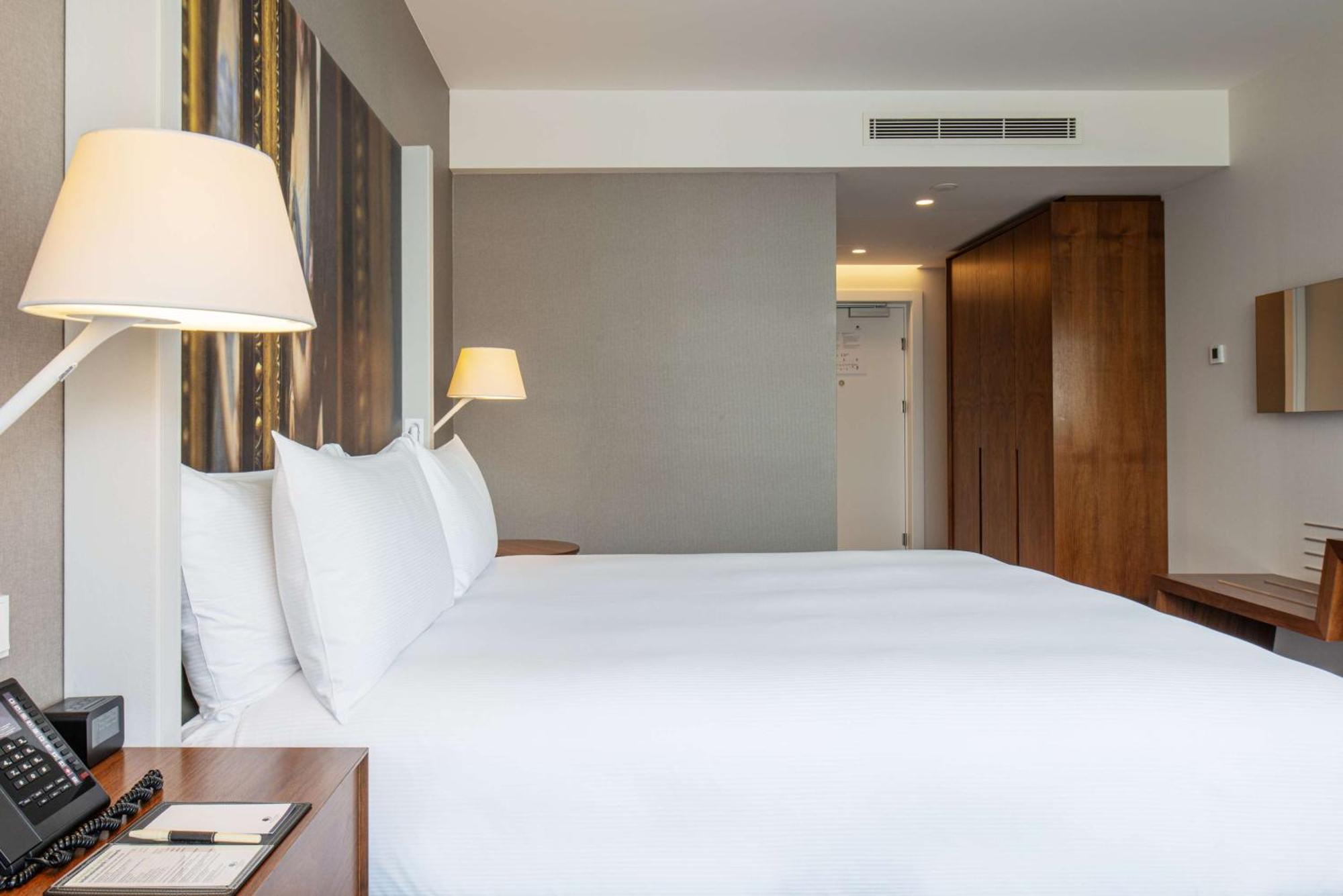 Hotel Doubletree By Hilton Breslavia Esterno foto