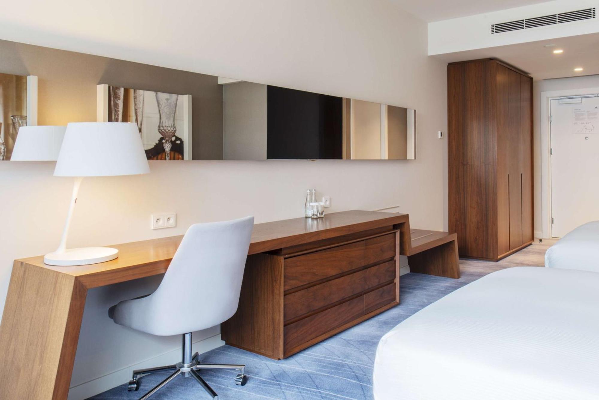 Hotel Doubletree By Hilton Breslavia Esterno foto