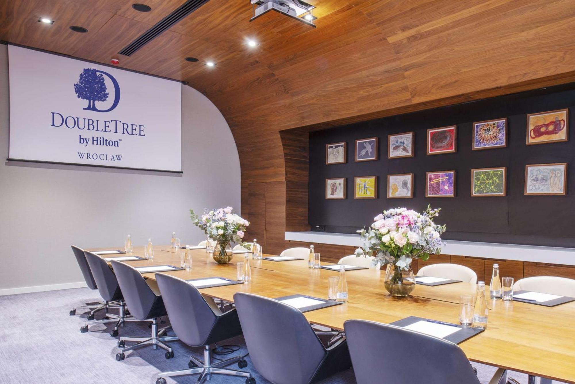Hotel Doubletree By Hilton Breslavia Esterno foto Boardroom