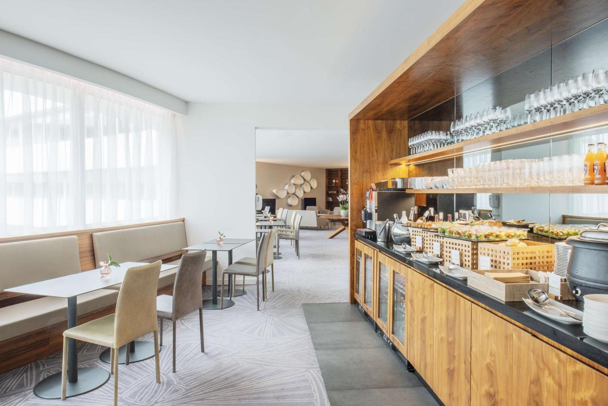 Hotel Doubletree By Hilton Breslavia Esterno foto The lounge at the airport