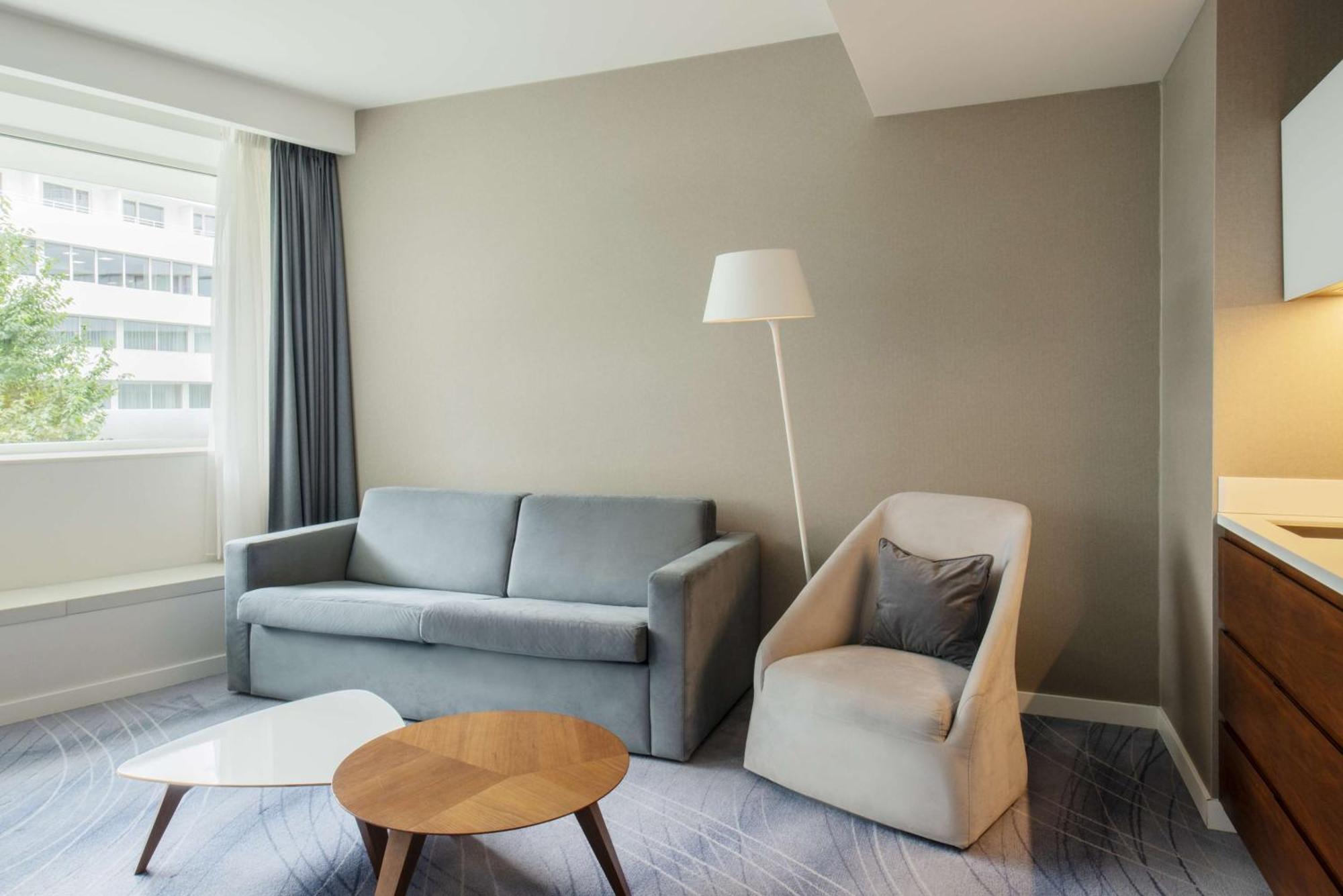 Hotel Doubletree By Hilton Breslavia Esterno foto A typical room at the hotel