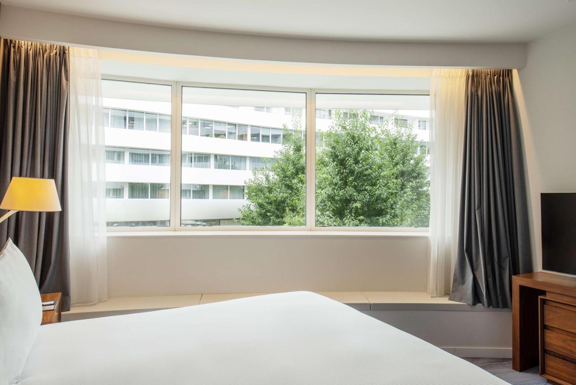 Hotel Doubletree By Hilton Breslavia Esterno foto A room at the hotel