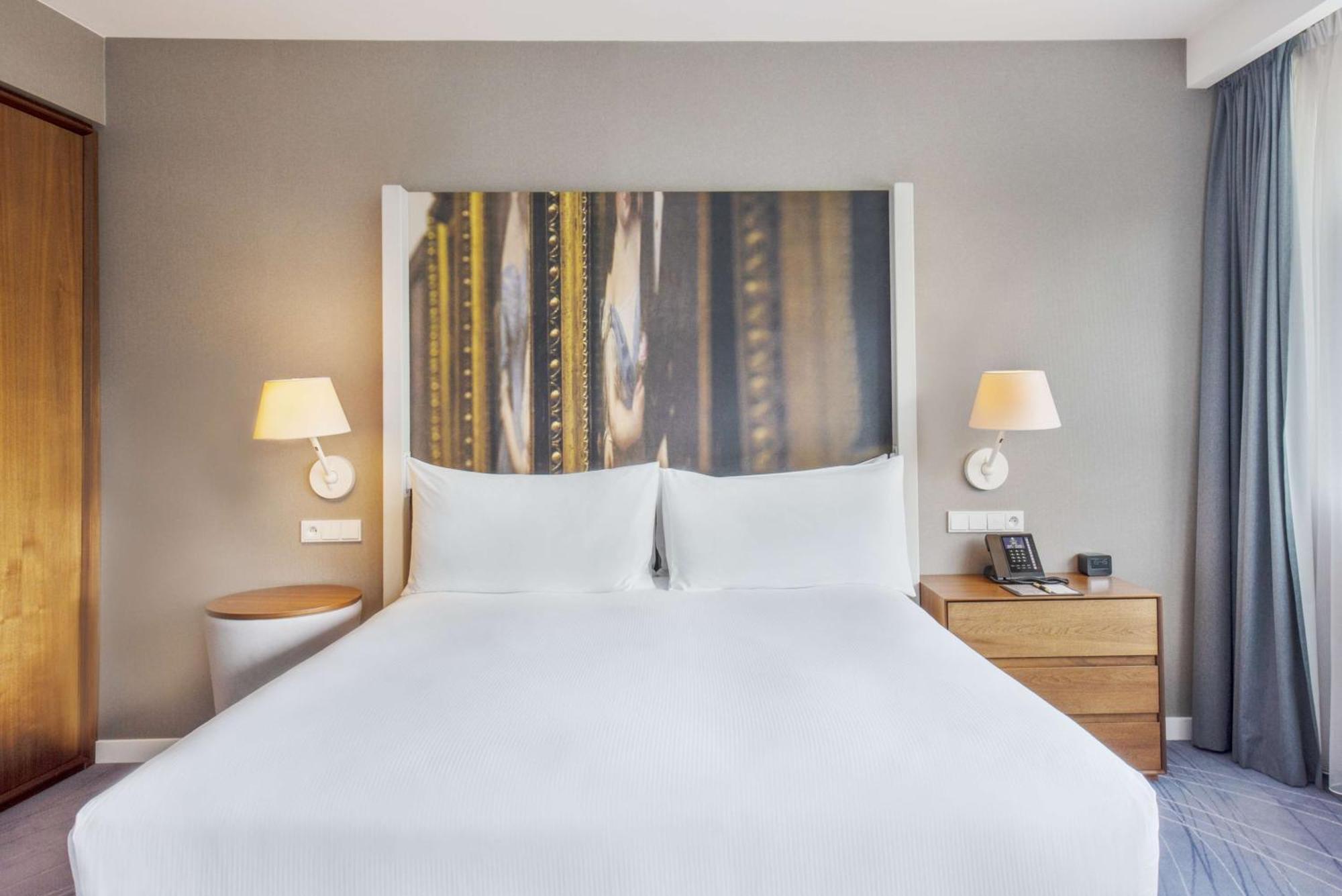 Hotel Doubletree By Hilton Breslavia Esterno foto A bedroom at the hotel