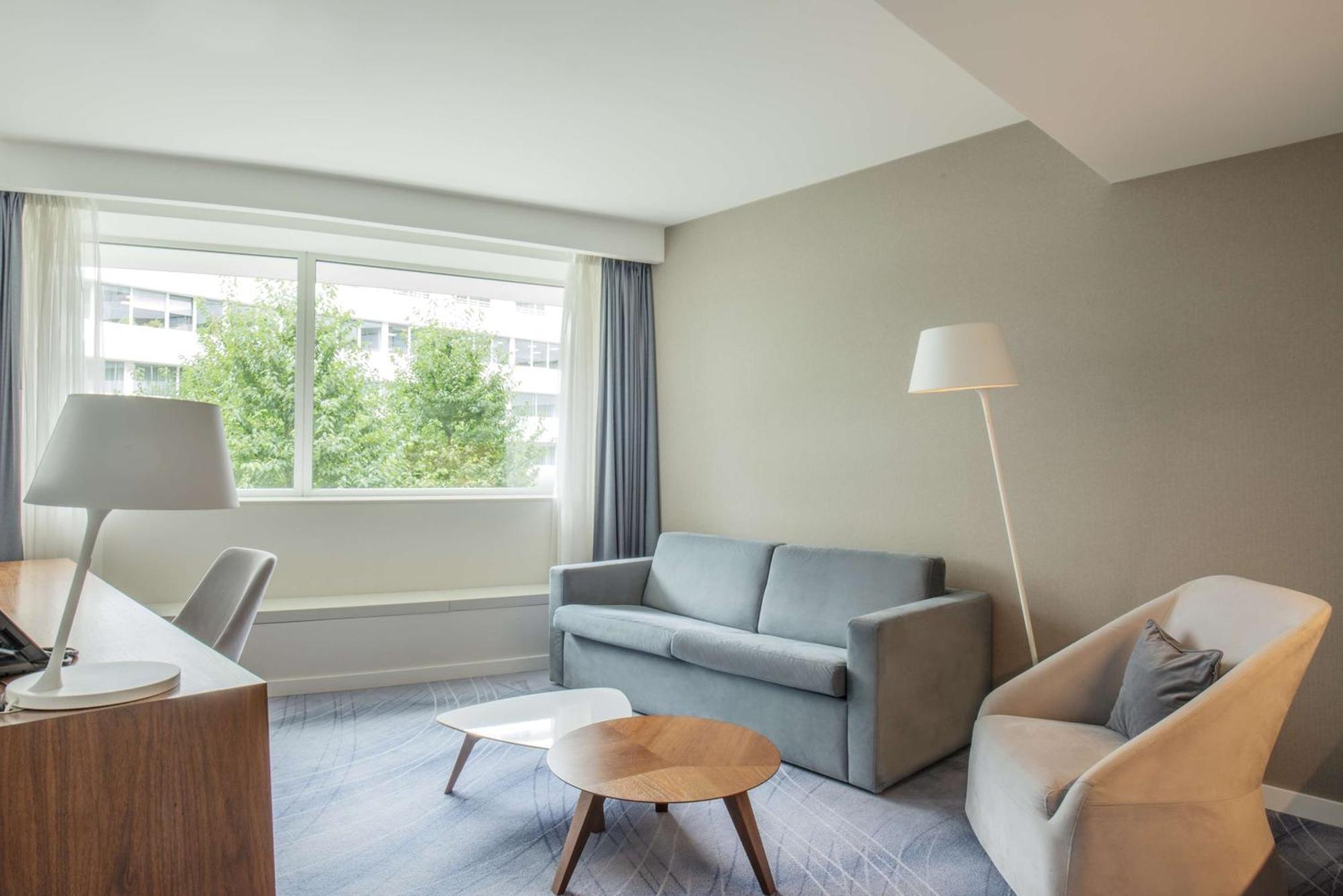 Hotel Doubletree By Hilton Breslavia Esterno foto A suite at the hotel