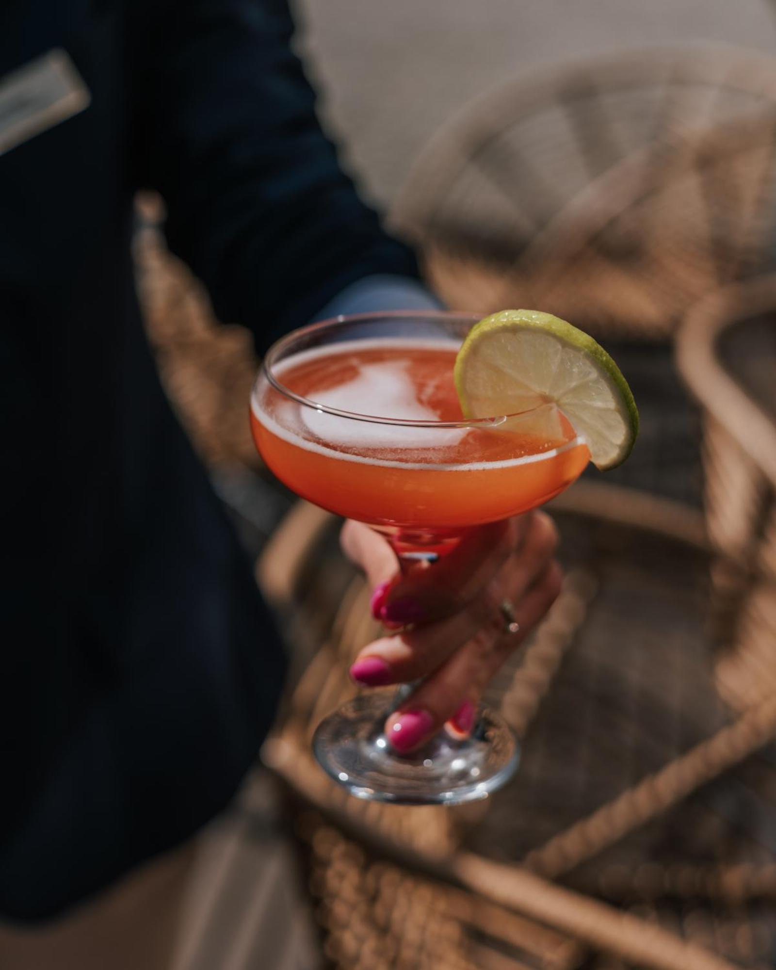 Hotel Doubletree By Hilton Breslavia Esterno foto A margarita garnished with lime