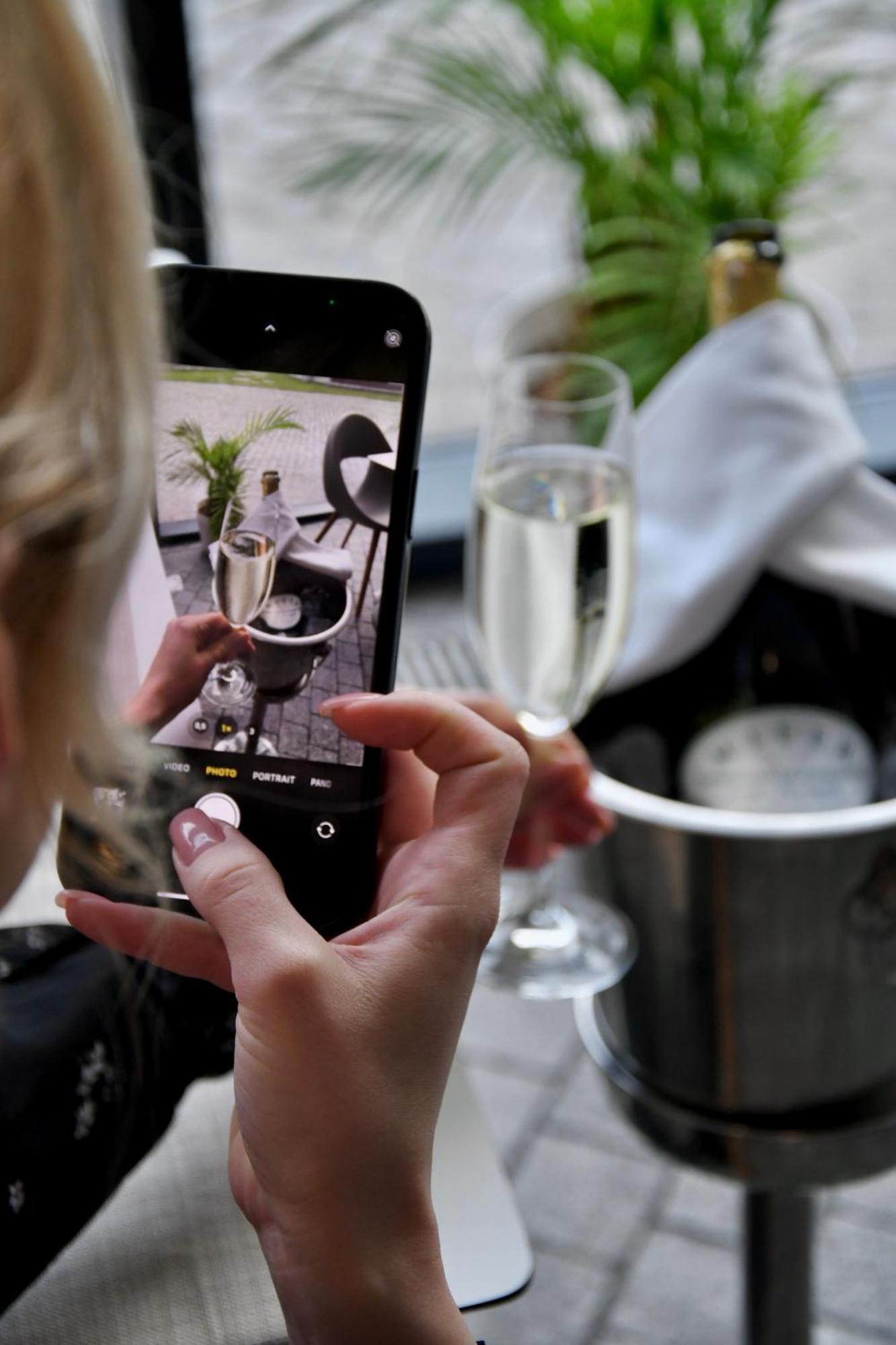 Hotel Doubletree By Hilton Breslavia Esterno foto A woman taking a photo with a mobile phone
