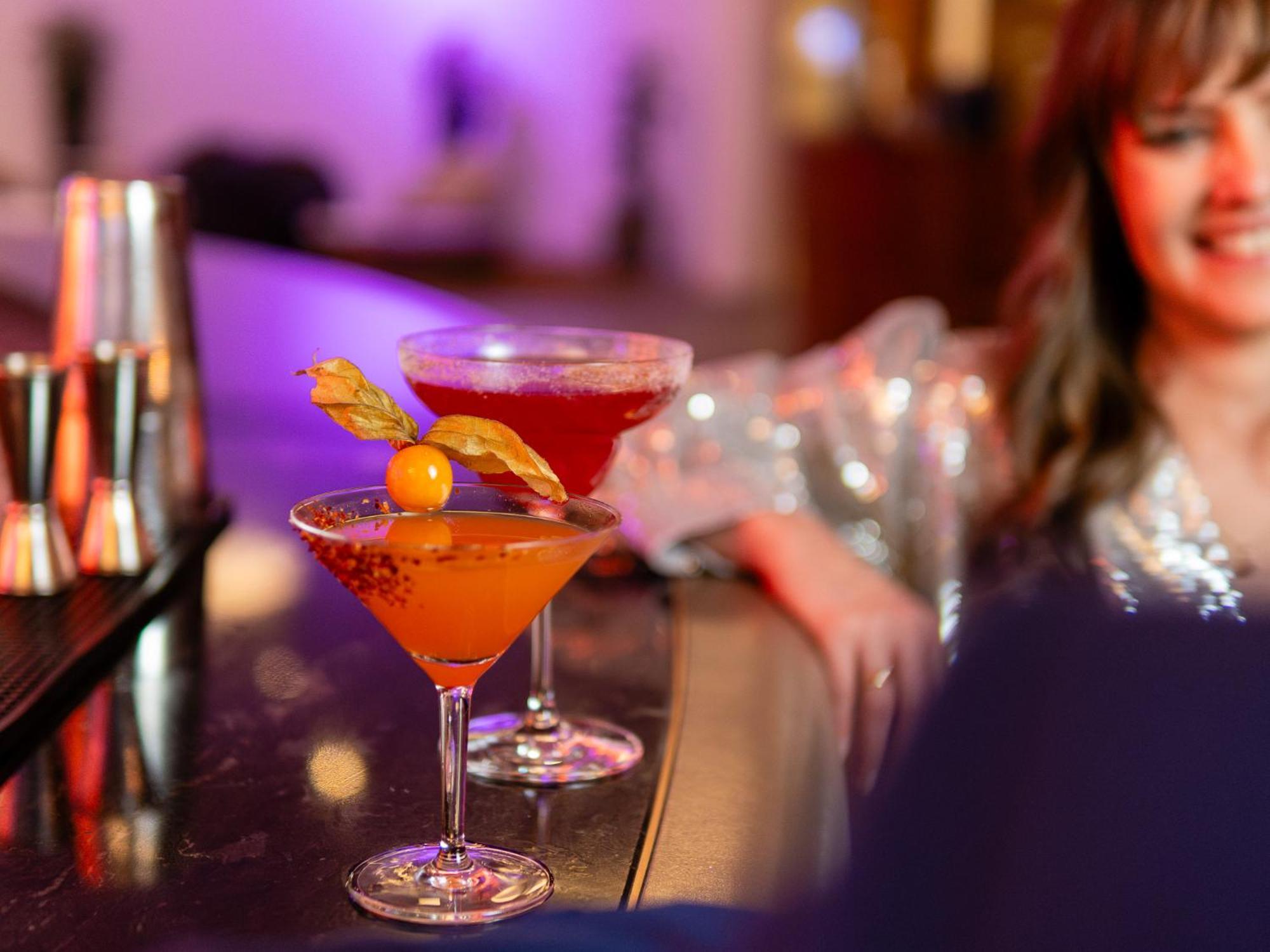 Hotel Doubletree By Hilton Breslavia Esterno foto A cosmopolitan (left) and a bellini (right)