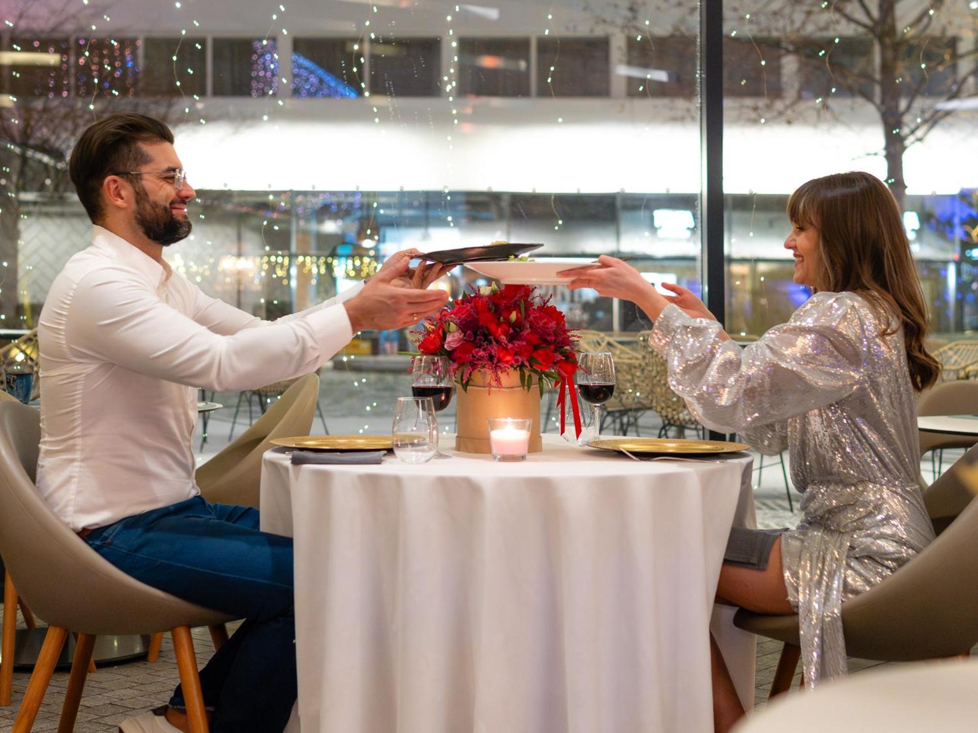 Hotel Doubletree By Hilton Breslavia Esterno foto A couple dining at a restaurant